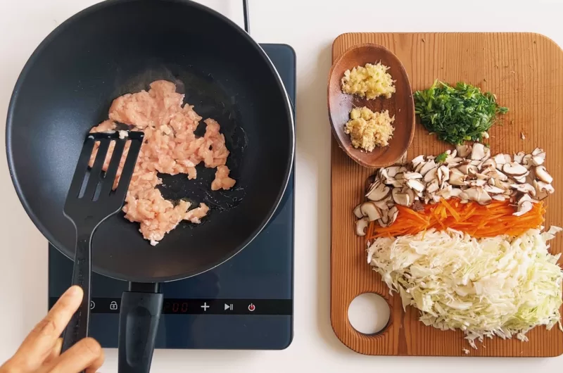 Step1_How to make oven-baked spring rolls cups. Cook the minced chicken