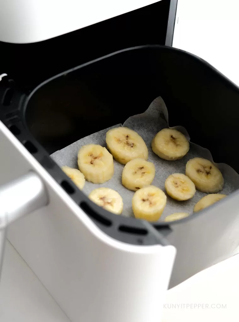 Sliced bananas in air-fryer