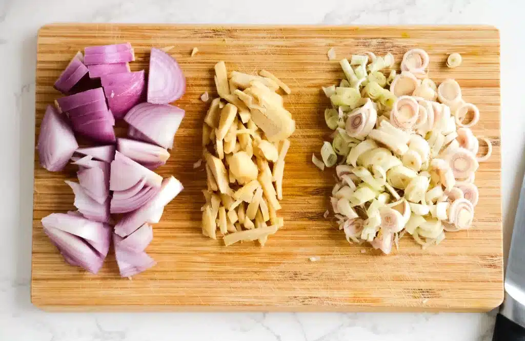 Cut onion, ginger and lemongrass into small pieces