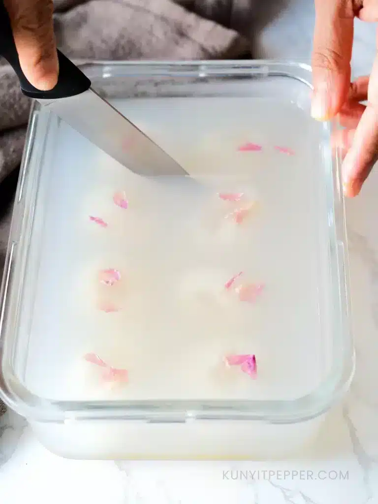Cutting the lychee coconut jelly with a knife